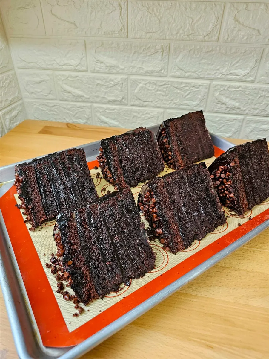 Torta de chocolate en capas, cortada en porciones para un evento de catering