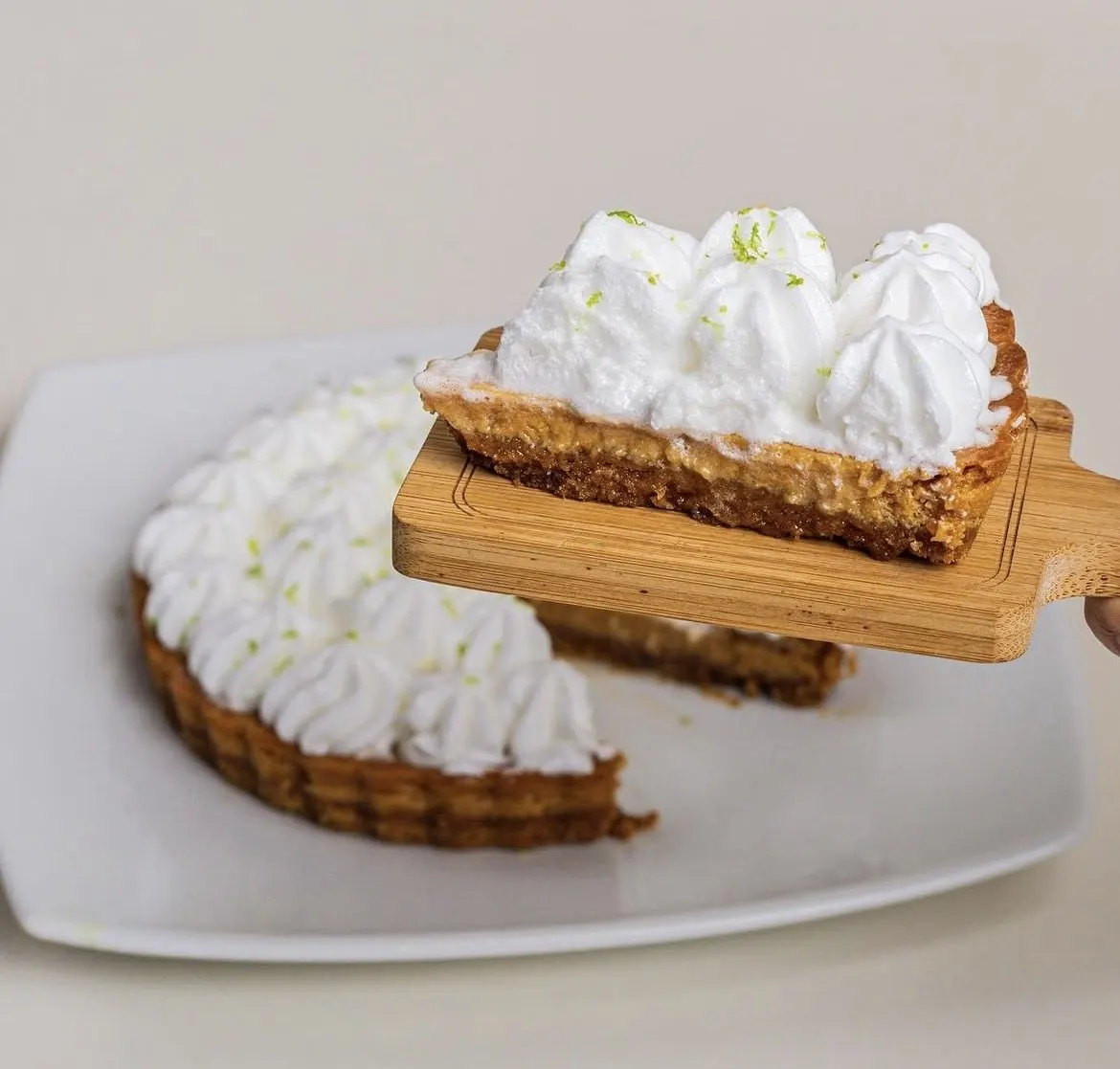 Tarta de limón con merengue tostado y ralladura de lima